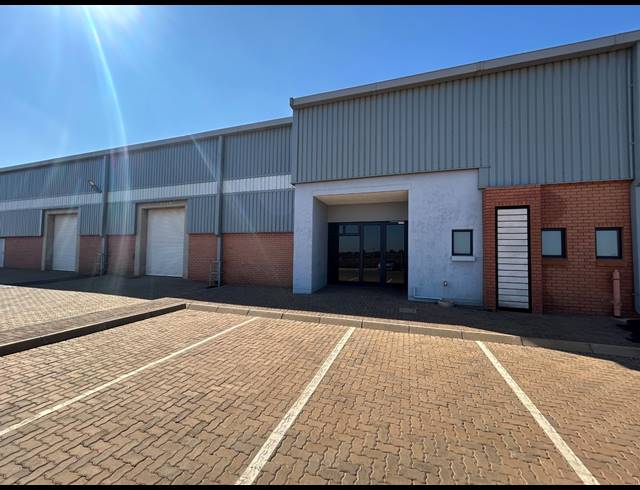 1,316M² WAREHOUSE TO LET IN CLAYVILLE